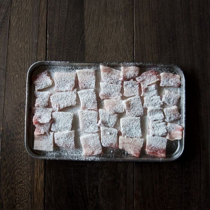 3 肉を切って薄力粉をまぶします