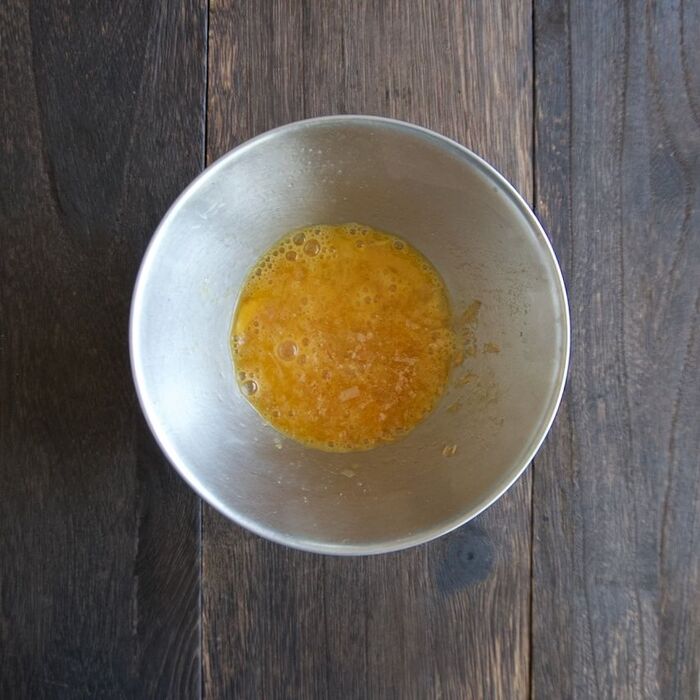 2 卵に調味料を入れて混ぜます。