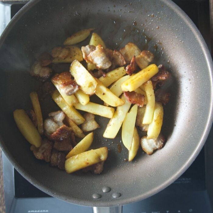 5 じゃがいもとタレを入れて仕上げます