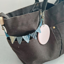 【簡単リメイク】細かいデニムハギレで!超ミニガーランドをバッグに飾ってみた。