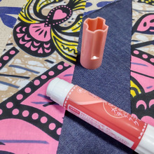 「裁縫が簡単になる魔法の道具?」針も糸も使わない!スティック状の布用強力接着剤とは?