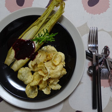 ヤングコーンのロースト、ウンピン ビリンジョウ(Emping Belinjo)添え