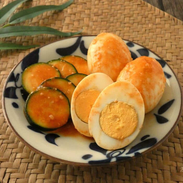 漬けるだけで完成!「ゆで卵とズッキーニのピリ辛味噌漬け」