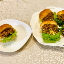 生野菜もたっぷりミートサンド