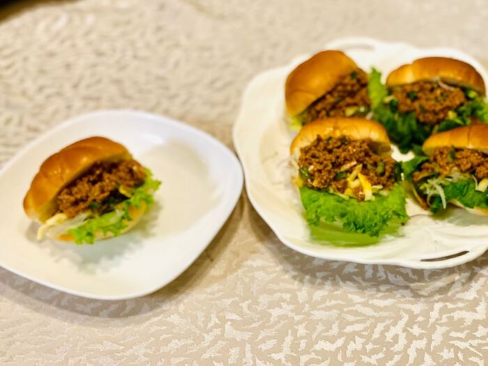 生野菜もたっぷりミートサンド