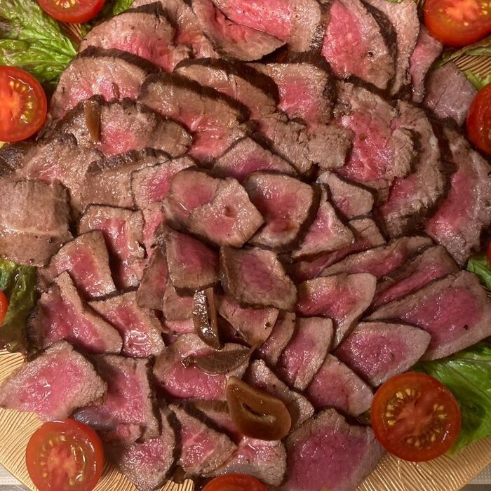 大皿に盛り付けて食べる直前にタレをかけました♪