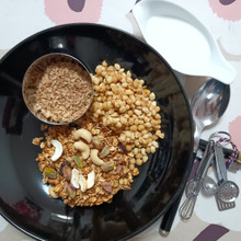 本日の夕食…自家製シリアル+α