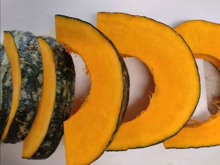 かぼちゃを切る