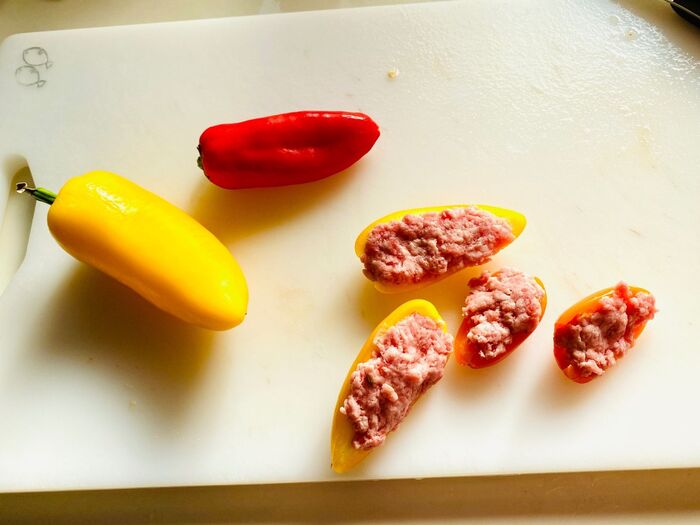 お弁当のおかずにオススメ!ミニパプリカの肉詰め!種取りなしで楽ちん!