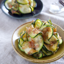 ズッキーニの梅おかか和え。ズッキーニだけのおかず♪