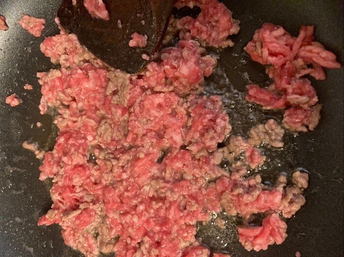 挽肉は油を使わないで、ひき肉から出る油でポロポロに炒めます♪