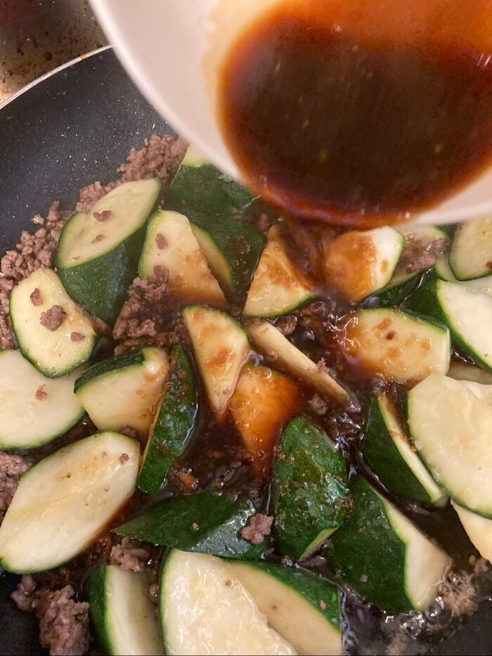 全体に回しかけたら、後はひき肉に馴染ませる様に煮詰めます♪