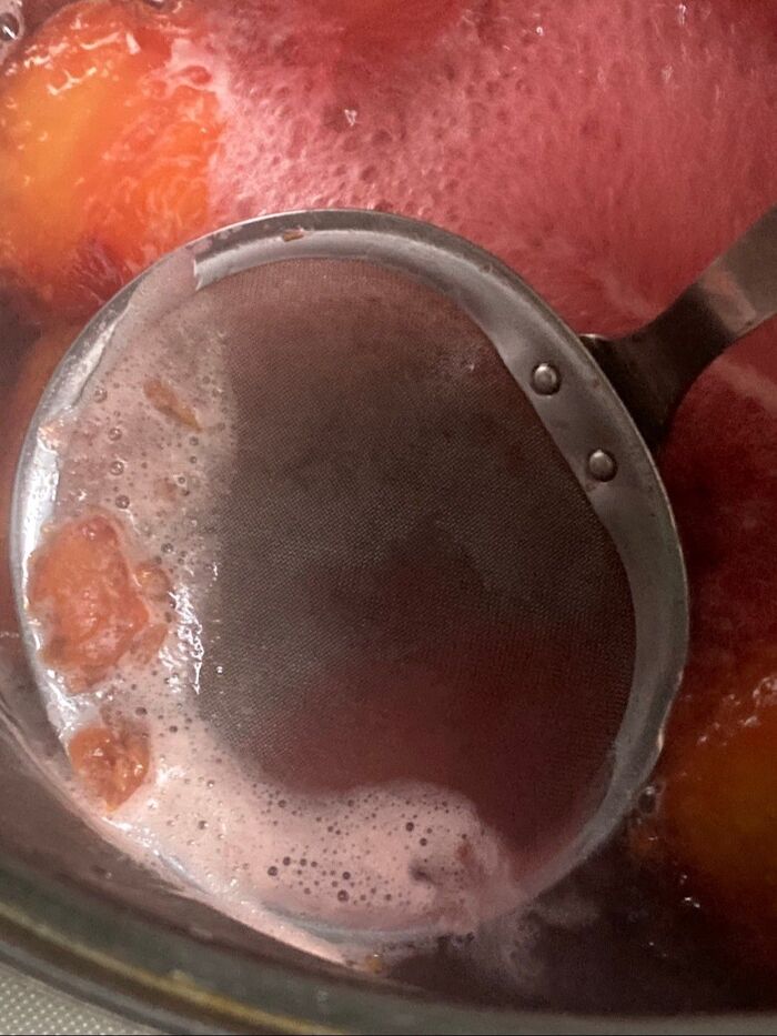 白い泡のアクが浮かんできます