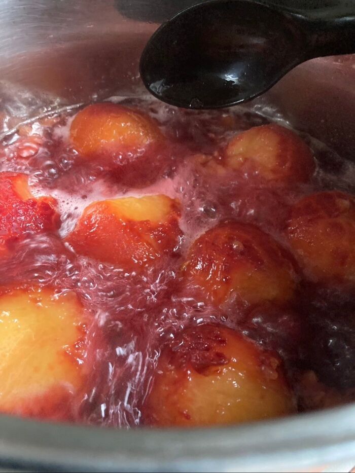 柔らかく煮えてきたら蓋を取り、コトコト煮に入ります♪