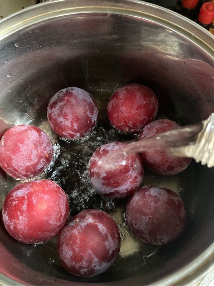 鍋にすももを入れて、白ワインをひたひたに注ぎます♪