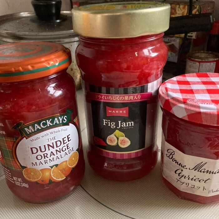 とっておいたジャムの瓶に詰めて冷蔵庫で保存します♪