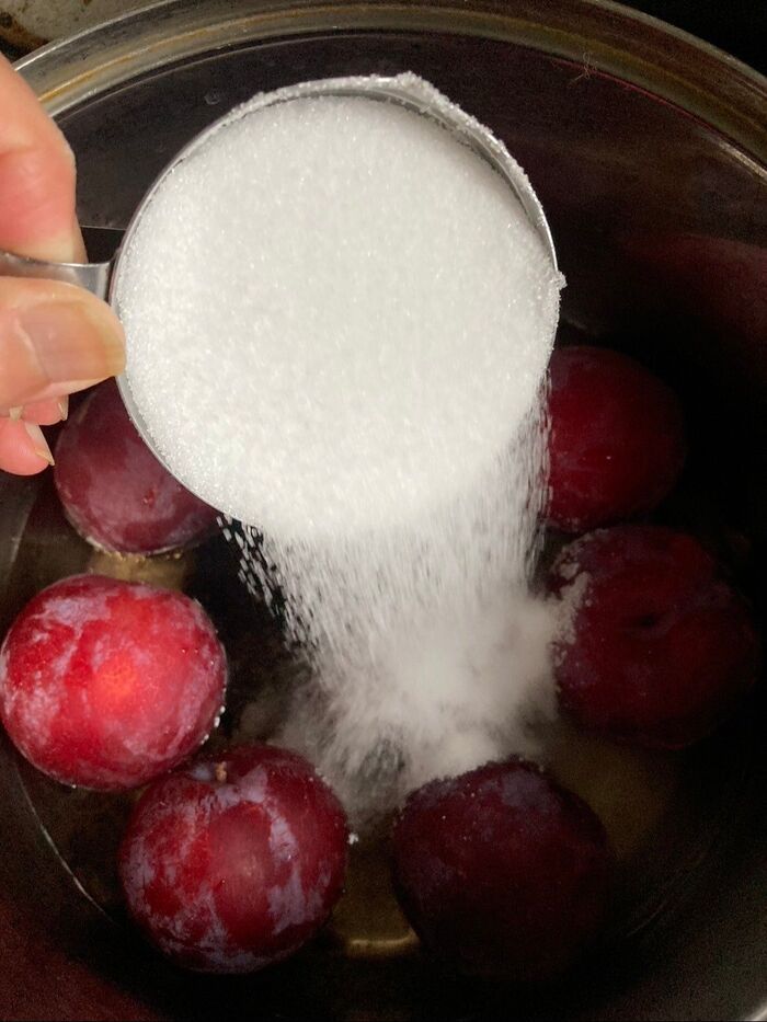 グラニュー糖1カップ入れて煮始めます