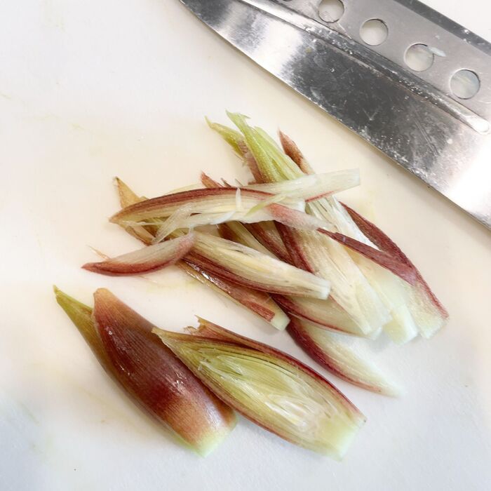 みょうがを切ります