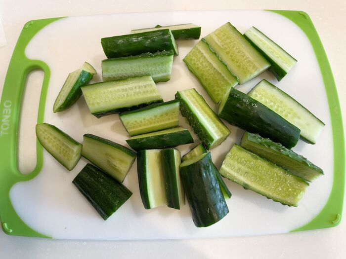 きゅうりを切ります