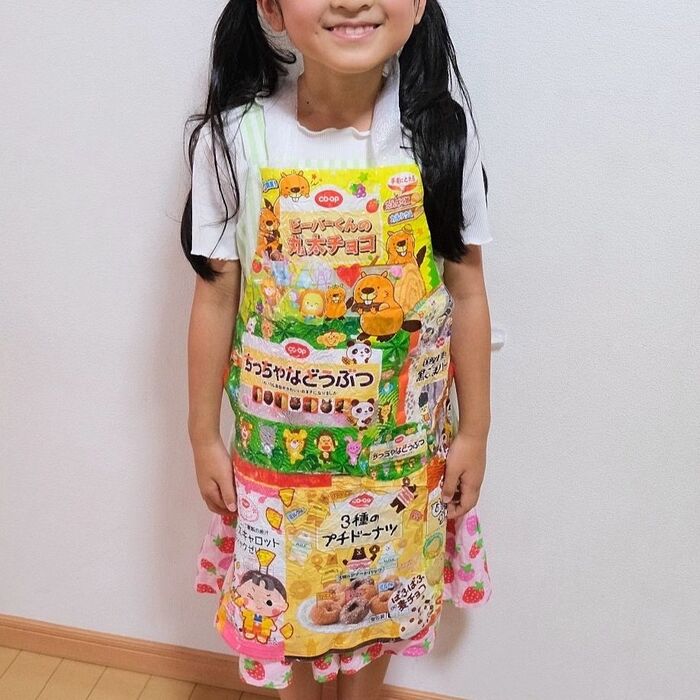 お菓子パッケージとビニール袋で子ども用エプロン へ アップサイクル◎