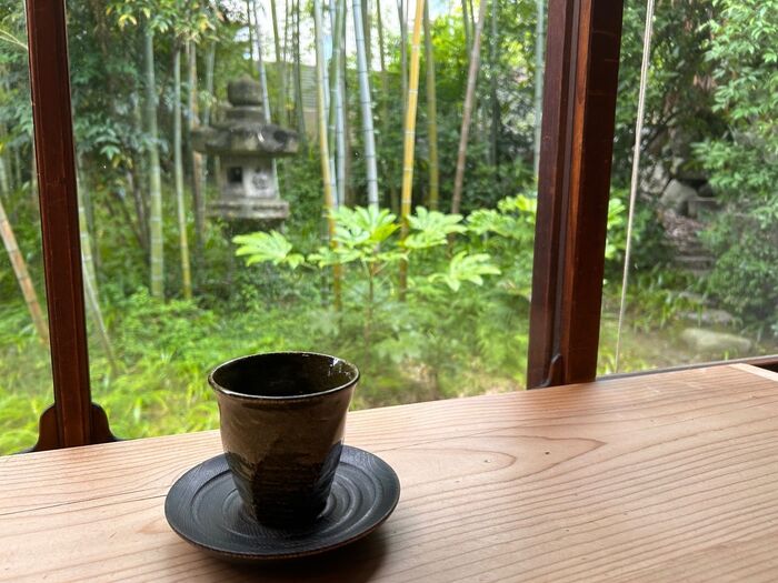 温かいお茶を出されます