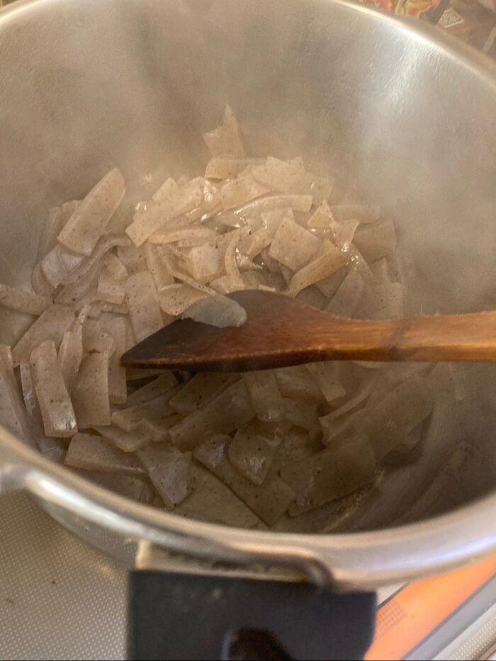 こんにゃくは小さく切って乾煎りします♪