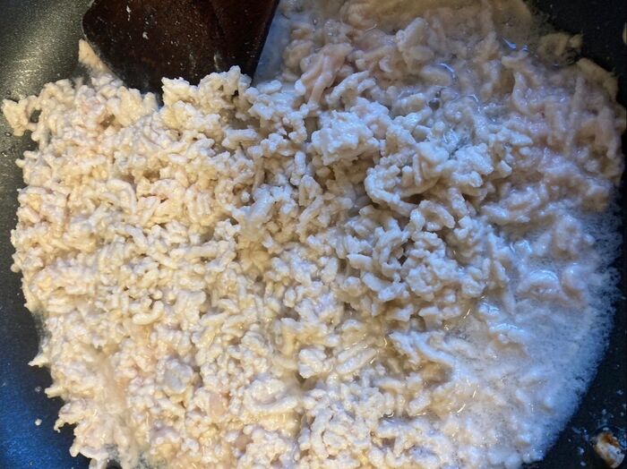 油は入れないで、鶏ひき肉と日本酒だけで蓋をして蒸します♪