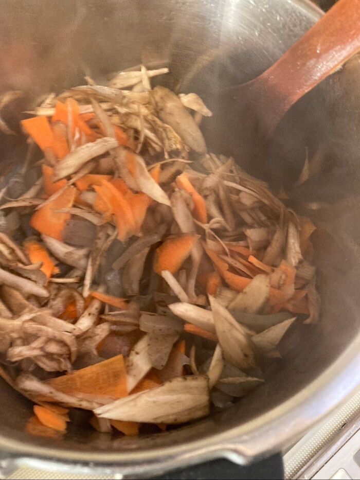 ささがきにしたゴボウと人参を加えて良く炒め合わせます♪