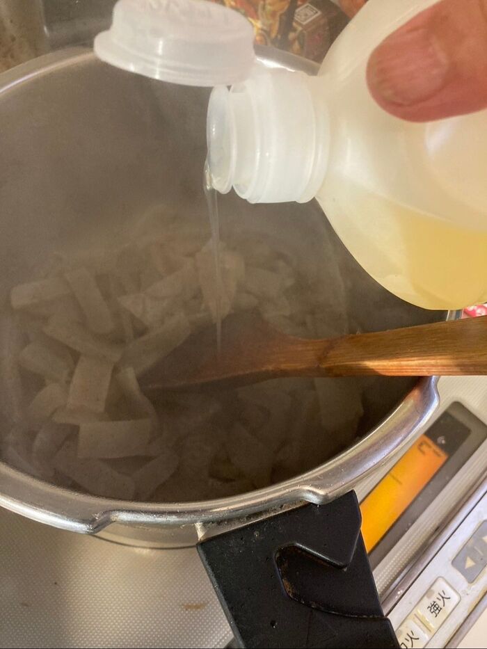 こんにゃくがプリプリになったらサラダオイルを少々入れて炒めます♪