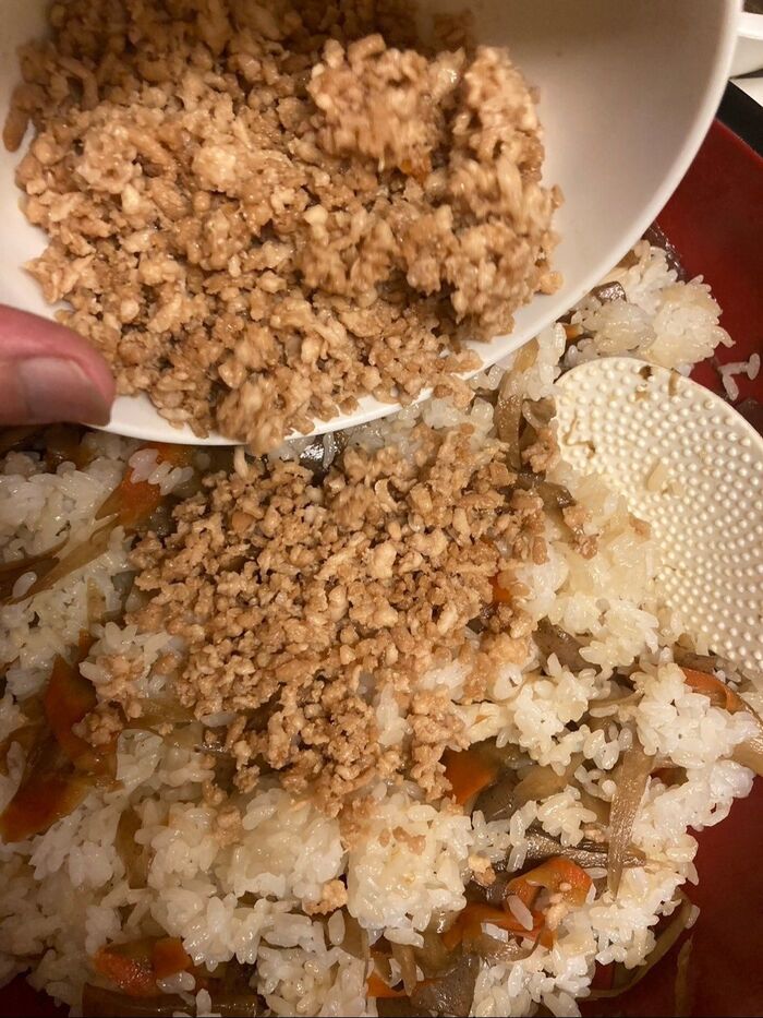 良く混ざったら、鶏そぼろを加えて全体に混ぜ合わせます♪