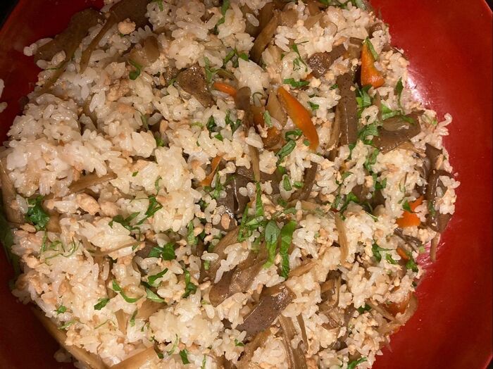 刻んだ大葉を乗せて、食べる直前に混ぜ合わせてください♪