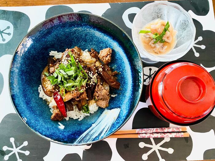 夏バテ予防におすすめ!茄子のひき肉丼