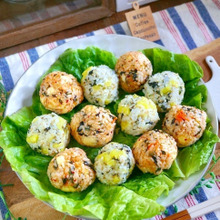 まん丸の形で食べやすい♪韓国式おにぎり~チュモッパ(주먹밥)