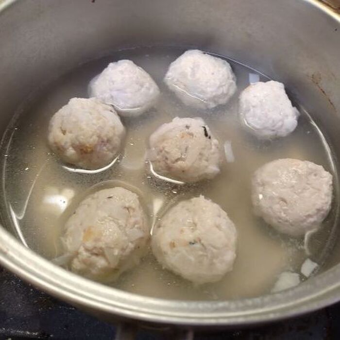 ミンチボールをゆでる