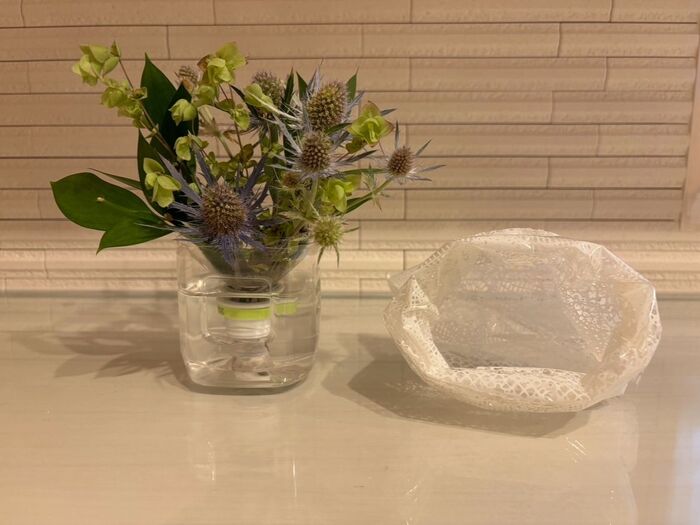 袋などをカバー代わりに使うとペットボトルだとは分かりません。