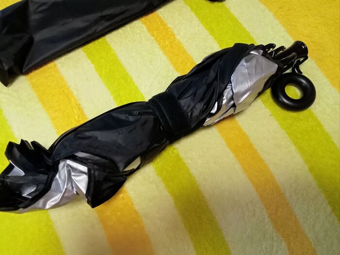 コレ、傘の原理で使用する車用の日除けですが(サンシェード)