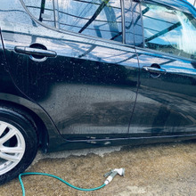 車に水をかけるだけで、ムッとする車内の温度が下がるよ!