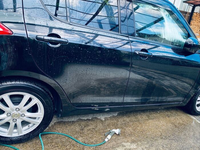 車に水をかけるだけで、ムッとする車内の温度が下がるよ!