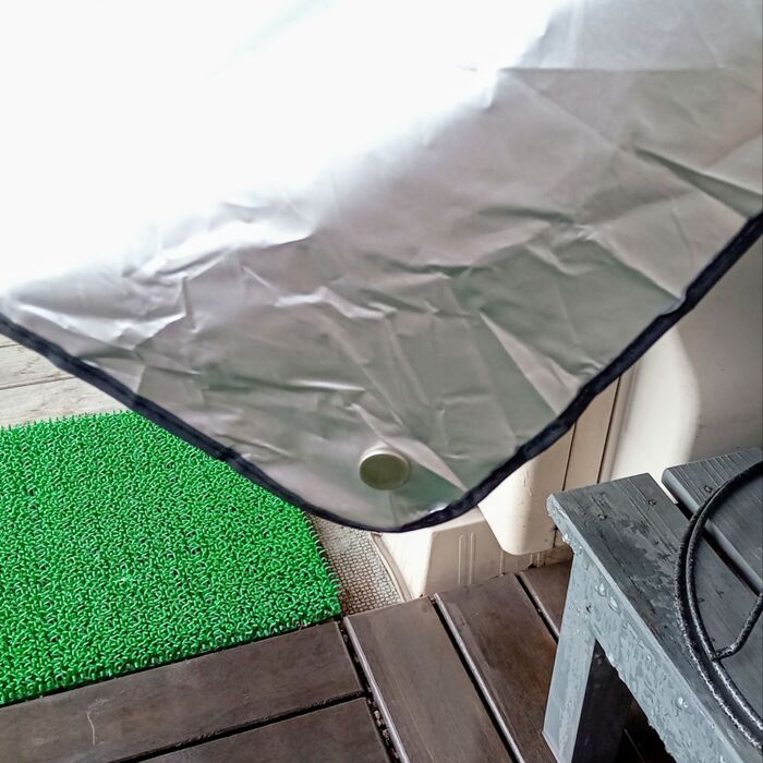 重みで少し下に垂れ下がるので、フックから外れるのを防げるしフワフワ浮くのも防げます