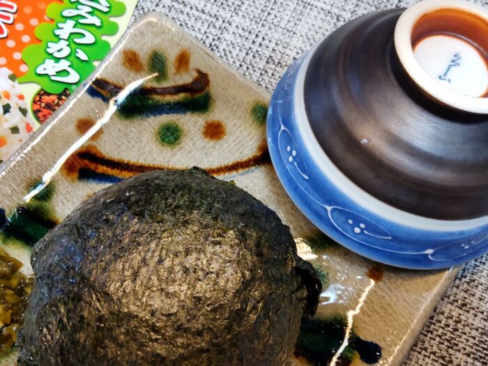 特別な道具も不要で、大人も子供も驚く爆弾おにぎりが完成しました!