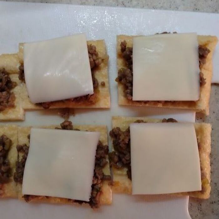 チーズとゆず味噌ミンチをのせて焼く