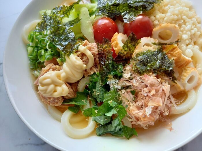 真夏にひんやり涼しくおいしく!手間なく栄養も摂れるぶっかけサラダうどん☆