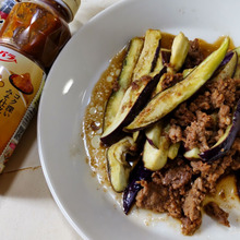 火を使わず、電子レンジで一発!焼肉のたれ×田楽みそだけのタレで、茄子の甘辛ひき肉のせ!