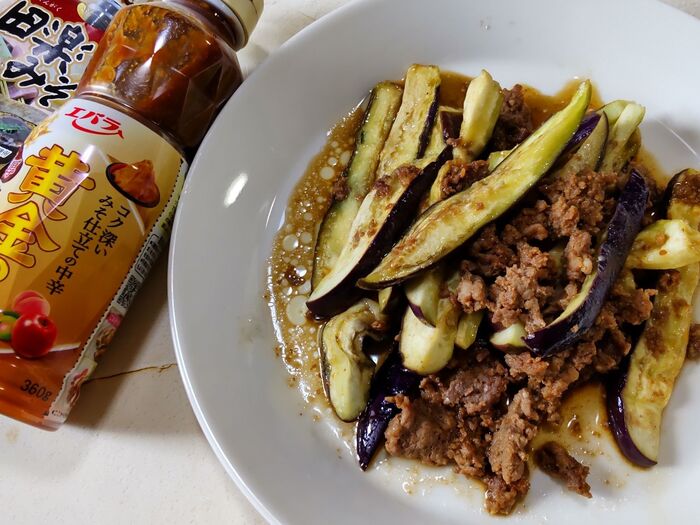 火を使わず、電子レンジで一発!焼肉のたれ×田楽みそだけのタレで、茄子の甘辛ひき肉のせ!