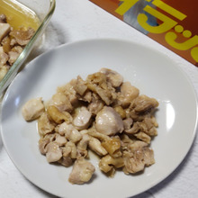 火を使わない!ポリ袋で揉み込みレンチンで完成!ふっくら柔らかガーリック風味のレンジ蒸し鶏肉!