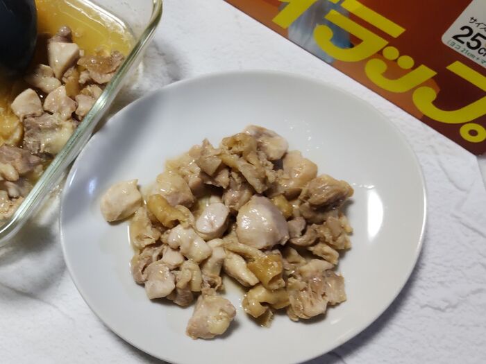 火を使わない!ポリ袋で揉み込みレンチンで完成!ふっくら柔らかガーリック風味のレンジ蒸し鶏肉!