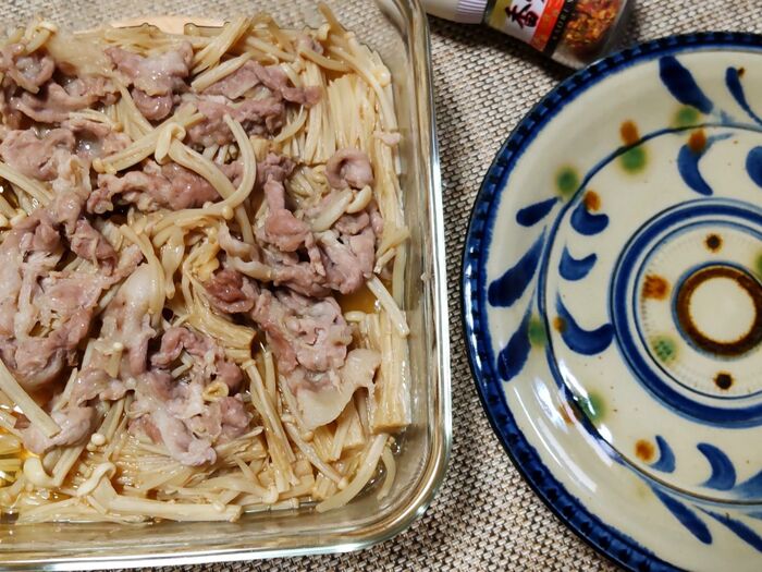火を使わず、レンジで5分!えのきと豚肉の七味香るめんつゆ煮!地味飯に心温まる一品