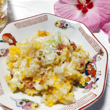 火を使わず、レンジだけでパパっと完成!卵たっぷりの焼き豚ガーリックチャーハン!