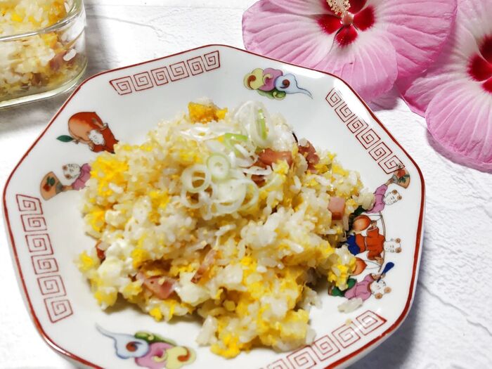 火を使わず、レンジだけでパパっと完成!卵たっぷりの焼き豚ガーリックチャーハン!