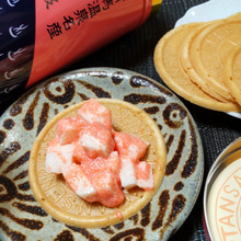 有馬温泉名産の炭酸せんべいの面白い食べ方!炭酸せんべいクリーミー辛子明太子マヨのせ~!